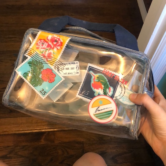 Vera Bradley Handbags - LiIKE NEW!!! Clear Vera Bradley toiletry bag
